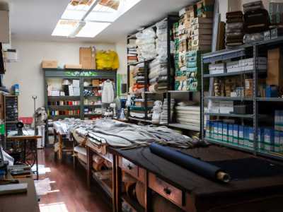 In fondo al locale si apre invece il laboratorio che trasuda di storia e tradizione. Vi si trova ad esempio un bancone anni 60...